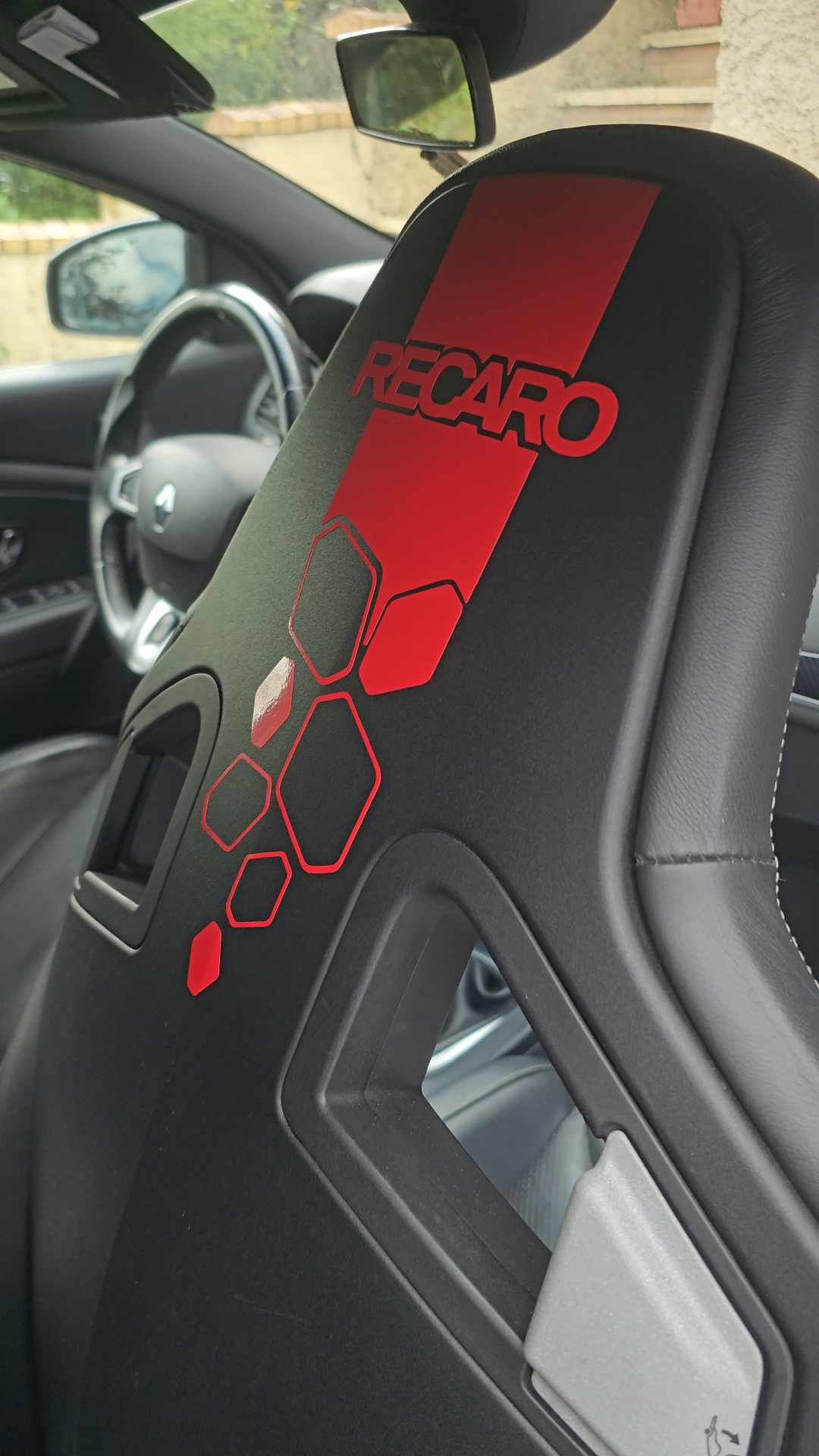 Cargar video: Poser un stickers pour siège BAQUETautocollant RECARO.